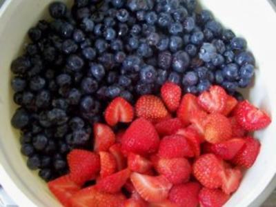 Einmachen: Blaubeer-Erdbeer - Marmelade mit Mandeln - Rezept