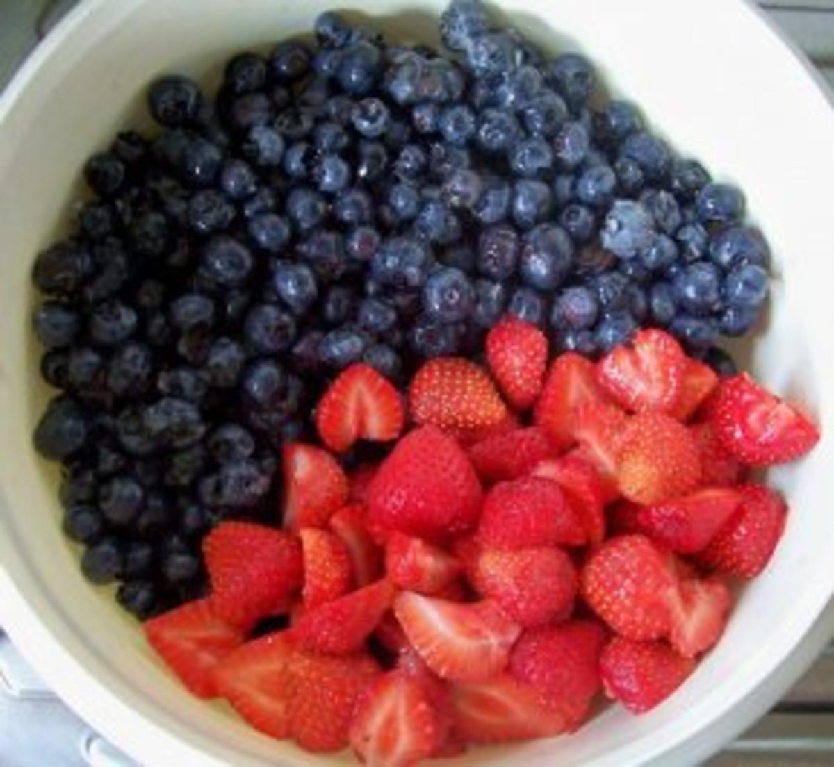 Bilder für Einmachen: Blaubeer-Erdbeer - Marmelade mit Mandeln - Rezept