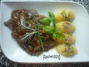 Rinderbraten in Cognac mariniert mit Steinpilz-Zwiebelsauce und Salzkartoffeln - Rezept