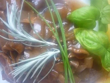 Rinderbraten in Cognac mariniert mit Steinpilz-Zwiebelsauce und Salzkartoffeln - Rezept - Bild Nr. 2