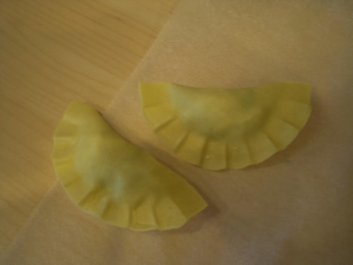 Ravioli mit Ziegenkäse-Rucola-Füllung in Cognac-Sahne-Sauce - Rezept ...
