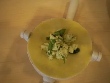 Rezept: Ravioli mit Ziegenkäse-Rucola-Füllung in Cognac-Sahne-Sauce Bild Nr. 5 Ravioli mit Ziegenkäse-Rucola-Füllung in Cognac-Sahne-Sauce - Rezept - Bild Nr. 5