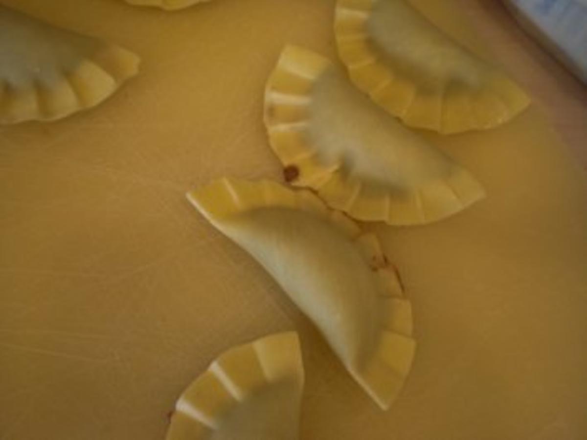 Schokoladen-Ravioli mit Dörraprikosen in weißer Grand Marnier-Zabaione ...