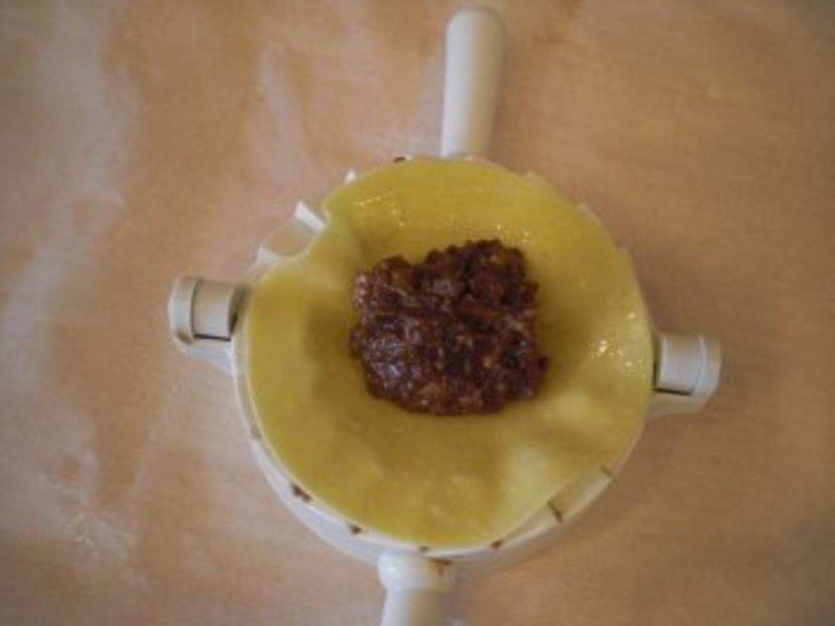 Schokoladen-Ravioli mit Dörraprikosen in weißer Grand Marnier-Zabaione ...