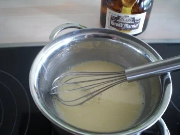 Schokoladen-Ravioli mit Dörraprikosen in weißer Grand Marnier-Zabaione - Rezept - Bild Nr. 6