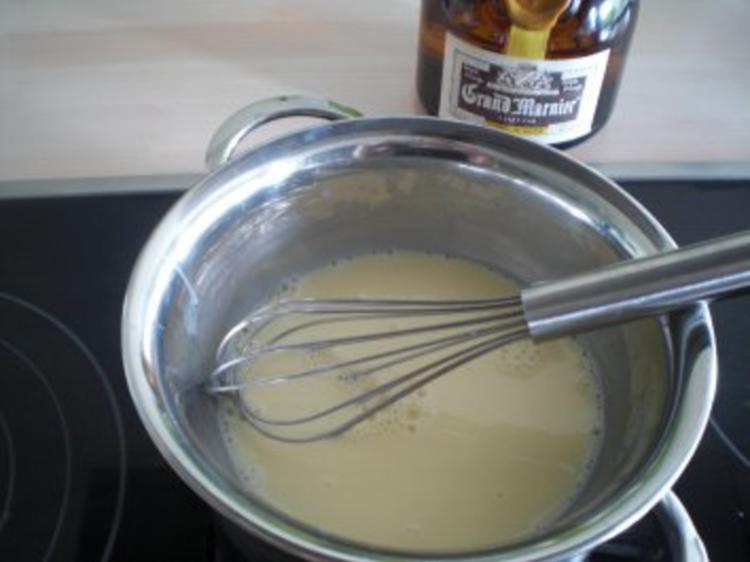 Schokoladen-Ravioli mit Dörraprikosen in weißer Grand Marnier-Zabaione ...
