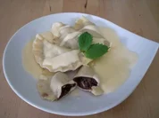 Schokoladen-Ravioli mit Dörraprikosen in weißer Grand Marnier-Zabaione - Rezept