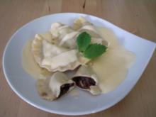 Schokoladen-Ravioli mit Dörraprikosen in weißer Grand Marnier-Zabaione - Rezept