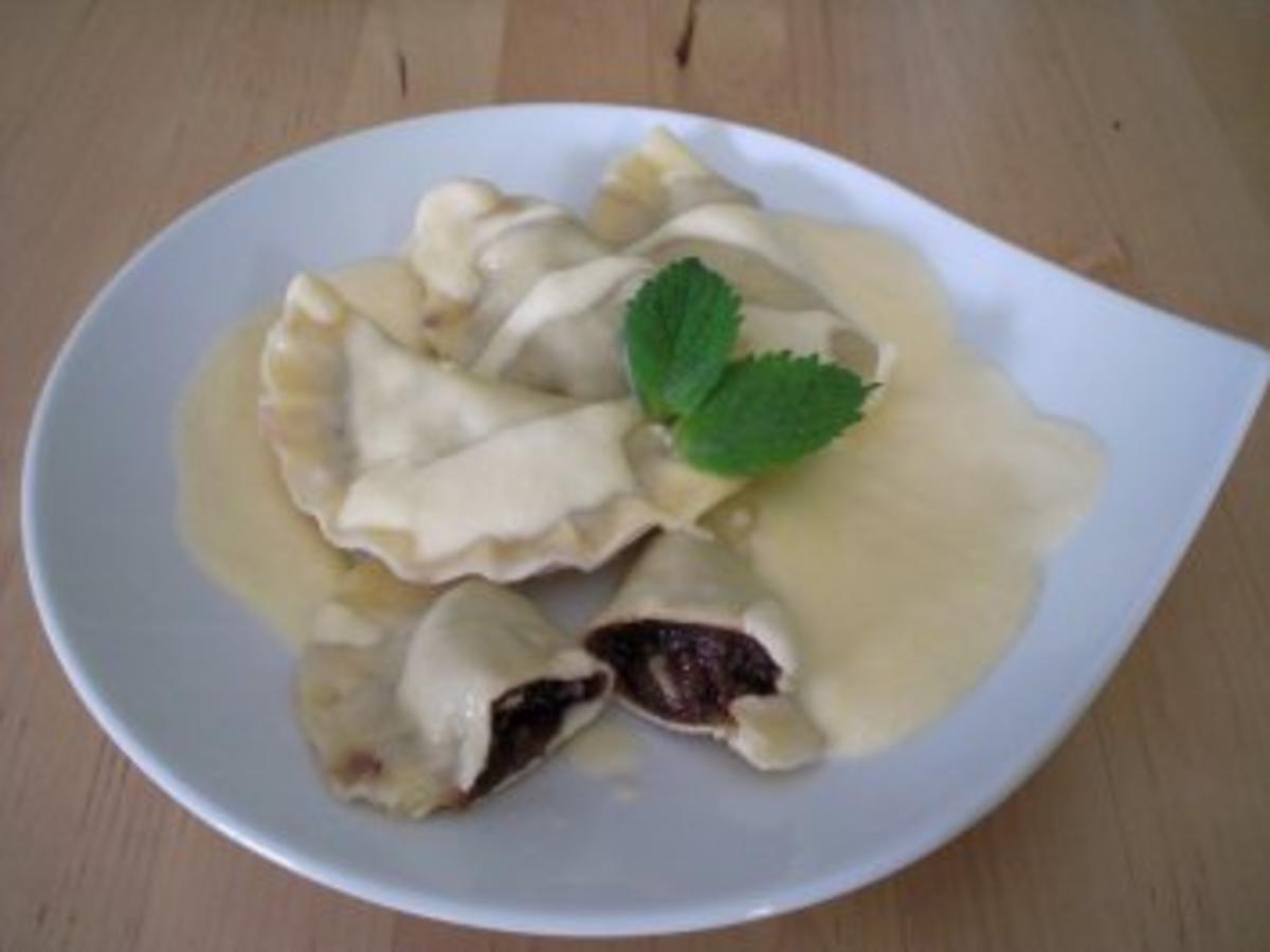 Schokoladen-Ravioli mit Dörraprikosen in weißer Grand Marnier-Zabaione ...