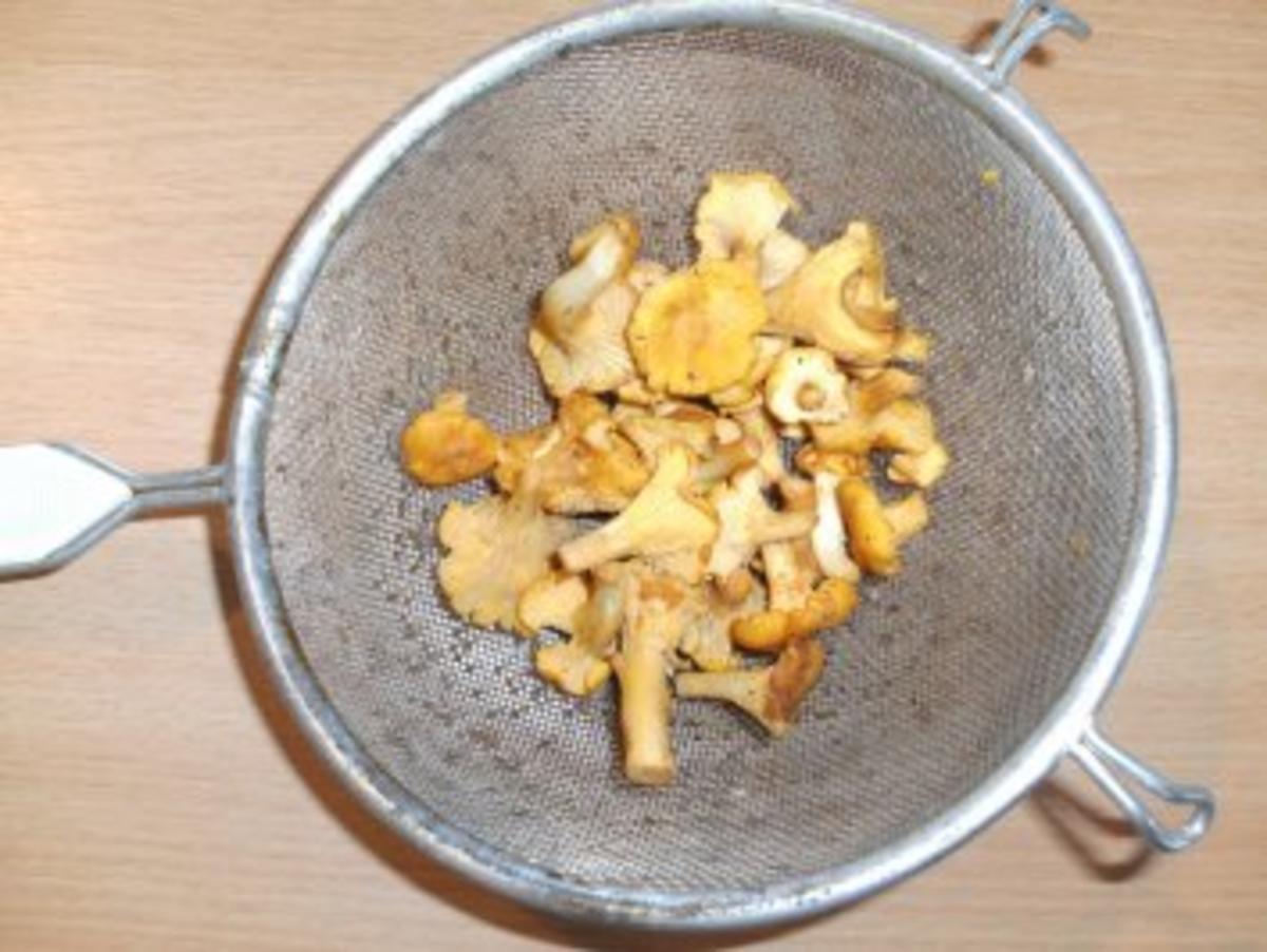 Bilder für Pilze: Pfifferlinge putzen - Rezept