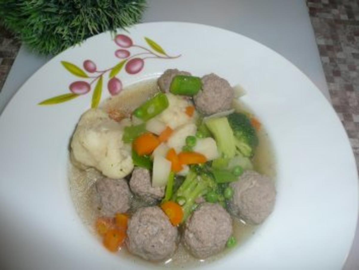 Hackbällchen-Suppe mit viel Gemüse - Rezept - kochbar.de