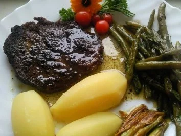 Kräutersteak an grünen Bohnen und Taglilie - Rezept
