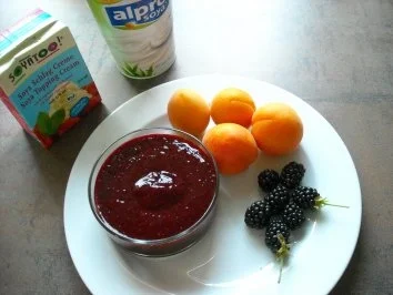 Brombeer-Eis mit Aprikosenstücke - Rezept - Bild Nr. 2