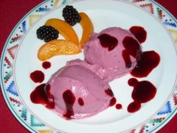 Brombeer-Eis mit Aprikosenstücke - Rezept
