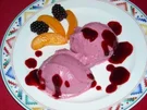 Brombeer-Eis mit Aprikosenstücke - Rezept