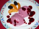 Brombeer-Eis mit Aprikosenstücke - Rezept