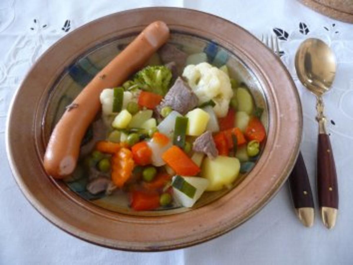 Suppen - Sommengemüse-Eintopf mit Wiener Würstchen - Rezept - kochbar.de