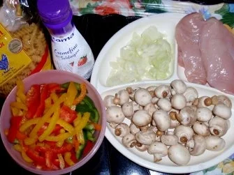 Rezept: Hähnchenbrustfilet mit Paprikanudeln und Champignon-Rahmsoße Bild Nr. 2 Hähnchenbrustfilet mit Paprikanudeln und Champignon-Rahmsoße - Rezept - Bild Nr. 2