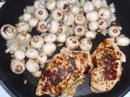 Rezept: Hähnchenbrustfilet mit Paprikanudeln und Champignon-Rahmsoße Bild Nr. 3 Hähnchenbrustfilet mit Paprikanudeln und Champignon-Rahmsoße - Rezept - Bild Nr. 3
