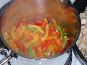 Rezept: Hähnchenbrustfilet mit Paprikanudeln und Champignon-Rahmsoße Bild Nr. 4 Hähnchenbrustfilet mit Paprikanudeln und Champignon-Rahmsoße - Rezept - Bild Nr. 4