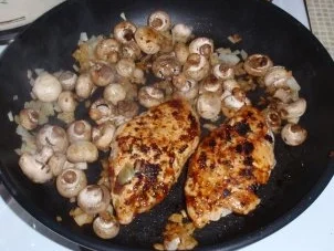 Rezept: Hähnchenbrustfilet mit Paprikanudeln und Champignon-Rahmsoße Bild Nr. 5 Hähnchenbrustfilet mit Paprikanudeln und Champignon-Rahmsoße - Rezept - Bild Nr. 5