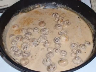 Rezept: Hähnchenbrustfilet mit Paprikanudeln und Champignon-Rahmsoße Bild Nr. 6 Hähnchenbrustfilet mit Paprikanudeln und Champignon-Rahmsoße - Rezept - Bild Nr. 6