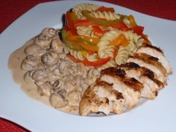 Rezept: Hähnchenbrustfilet mit Paprikanudeln und Champignon-Rahmsoße Bild Nr. 8 Hähnchenbrustfilet mit Paprikanudeln und Champignon-Rahmsoße - Rezept - Bild Nr. 8