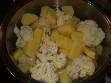 Rezept: Aufläufe: Hackauflauf mit Püreekruste Bild Nr. 3 Aufläufe: Hackauflauf mit Püreekruste - Rezept - Bild Nr. 3