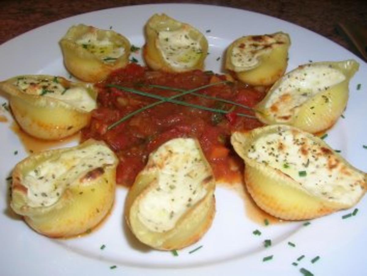 Bilder für Conchiglioni N° 240 mit Ricotta-Käsefüllung auf Tomaten Sugo - Rezept