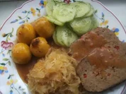 Hackbraten  Sauerkraut und Salzkartoffeln - Rezept