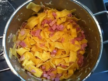 Rezept: schnelle Bandnudeln mit Käse-Schinken-Sauce Bild Nr. 2 schnelle Bandnudeln mit Käse-Schinken-Sauce - Rezept - Bild Nr. 2