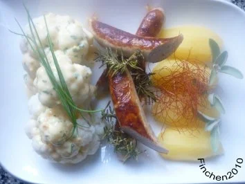 Kalbsbratwurst mit Blumenkohl an orangiger Hollandaise und Salzkartoffeln - Rezept