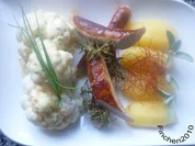 Kalbsbratwurst mit Blumenkohl an orangiger Hollandaise und Salzkartoffeln - Rezept