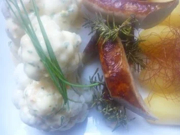 Kalbsbratwurst mit Blumenkohl an orangiger Hollandaise und Salzkartoffeln - Rezept - Bild Nr. 2