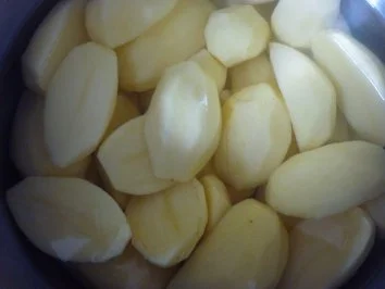 Kalbsbratwurst mit Blumenkohl an orangiger Hollandaise und Salzkartoffeln - Rezept - Bild Nr. 5