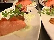 Tranche und Tatar vom Lachs auf Kartoffelrösti mit Wasabi-Gurken - Rezept