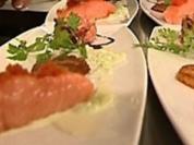 Tranche und Tatar vom Lachs auf Kartoffelrösti mit Wasabi-Gurken - Rezept