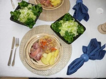 Rezept: Hauptgerichte - Knöchelchen mit Sauerkraut und Salzkartoffeln Hauptgerichte - Knöchelchen mit Sauerkraut und Salzkartoffeln - Rezept