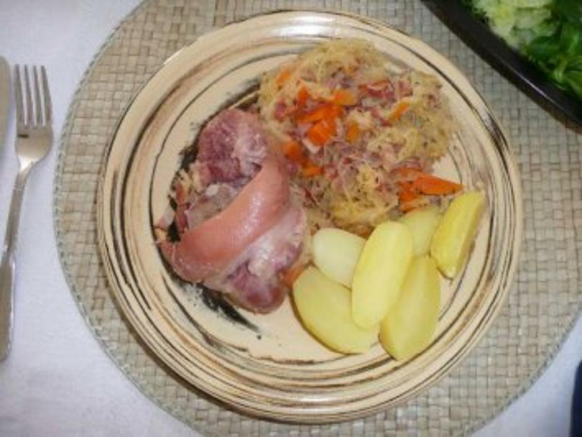 Hauptgerichte - Knöchelchen mit Sauerkraut und Salzkartoffeln - Rezept - Bild Nr. 2