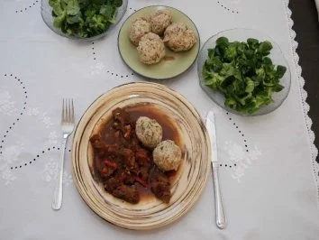 Rezept: Gulasch: Rindergulasch mit Semmelknödel Gulasch: Rindergulasch mit Semmelknödel - Rezept