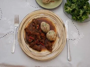 Rezept: Gulasch: Rindergulasch mit Semmelknödel Bild Nr. 2 Gulasch: Rindergulasch mit Semmelknödel - Rezept - Bild Nr. 2