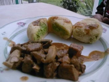 Gulasch mit Kartoffel-Erbsen Knödel - Rezept