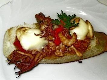 Überbackente Meeresfrüchte auf  Baguettes - Rezept