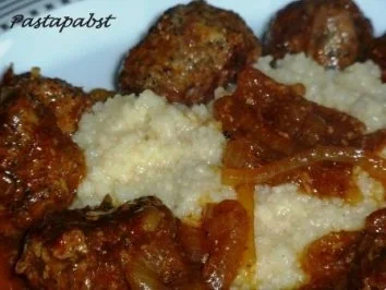 Mohn-Kokosbällchen in Zwiebelsauce - Rezept