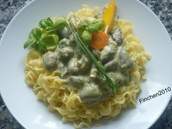 Herzchen-Zwiebelgulasch in Käse-Ingwer-Rahm an schwäbischen Eiernudeln - Rezept