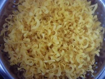 Herzchen-Zwiebelgulasch in Käse-Ingwer-Rahm an schwäbischen Eiernudeln - Rezept - Bild Nr. 6