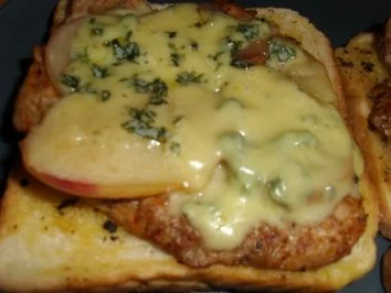 Rezept: Schweinefilettoast mit flambierten Pfirsichen Schweinefilettoast mit flambierten Pfirsichen - Rezept