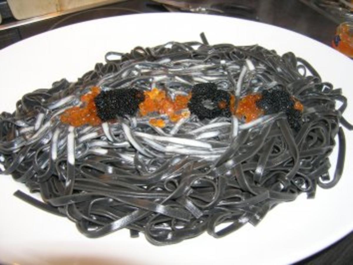 Nudeln (schwarze) und Lachskaviar in Ziegenfrischkäse-Sauce - Rezept