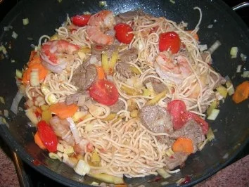 (Mee Goreng) gebratene chin. Eiernudeln mit Rinderfilet und Black Tiger Prawns - Rezept - Bild Nr. 2