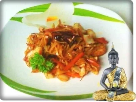 Asiatisch - Gebratene Reis Bandnudeln mit Hähnchen und Gemüse - Rezept